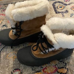 Women’s Sorel winter boot.  Very warm, thinsulate.  Good tread. EUC.
